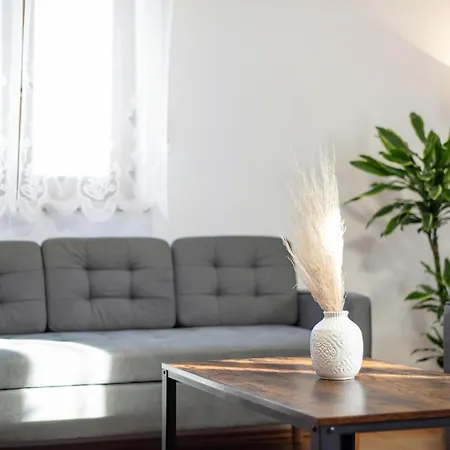 Apartment Fewo-lavees Moderne Zentrale Nahe Omv Wacker Kliniken Burg -eigener Eingang-schlüsselloser Check In
