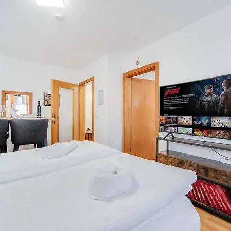 Fewo-lavees Moderne Zentrale Nahe Omv Wacker Kliniken Burg -eigener Eingang-schlüsselloser Check In Apartment