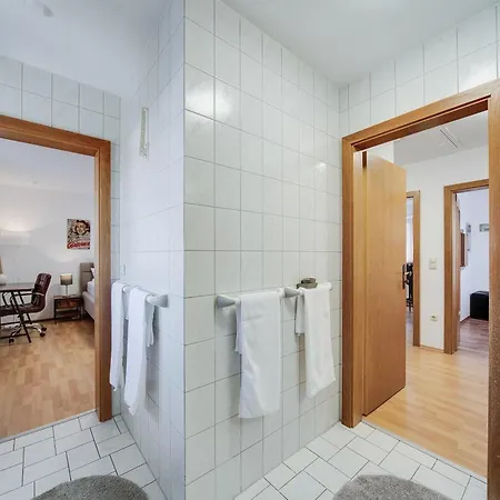 Fewo-lavees Moderne Zentrale Nahe Omv Wacker Kliniken Burg -eigener Eingang-schlüsselloser Check In Apartment *